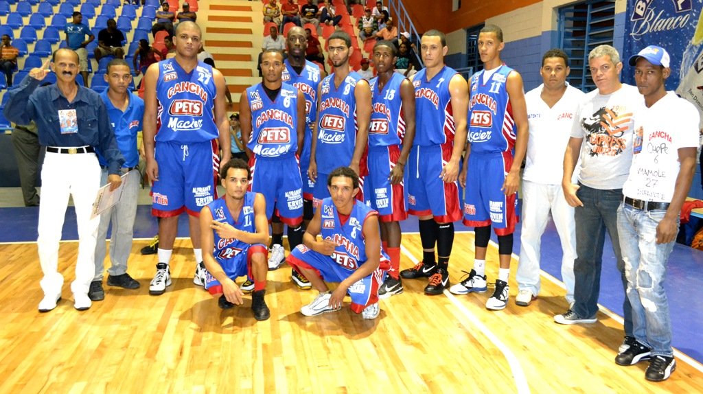 Equipo de La Cancha campeón del pasado Torneo de Baloncesto Superior de Moca.